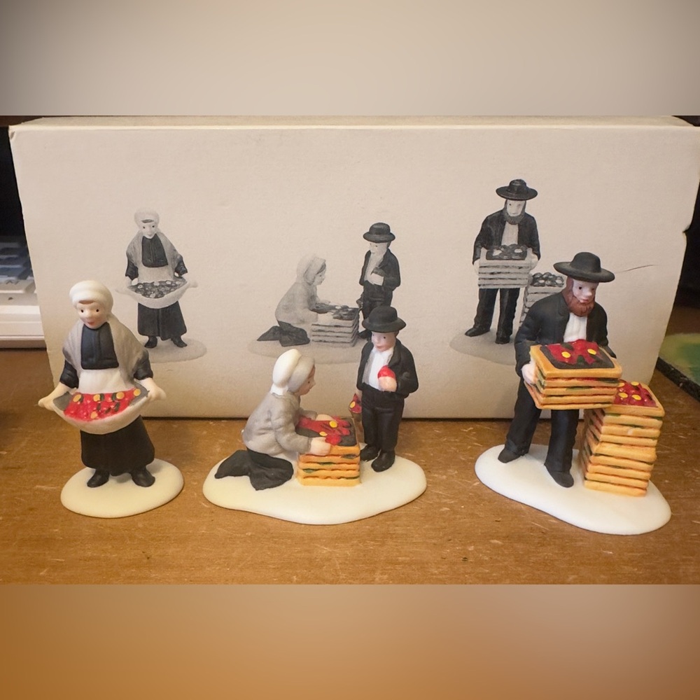 Department 56 Heritage Village AMISH FAMILY Set of 3‎ #5948-0